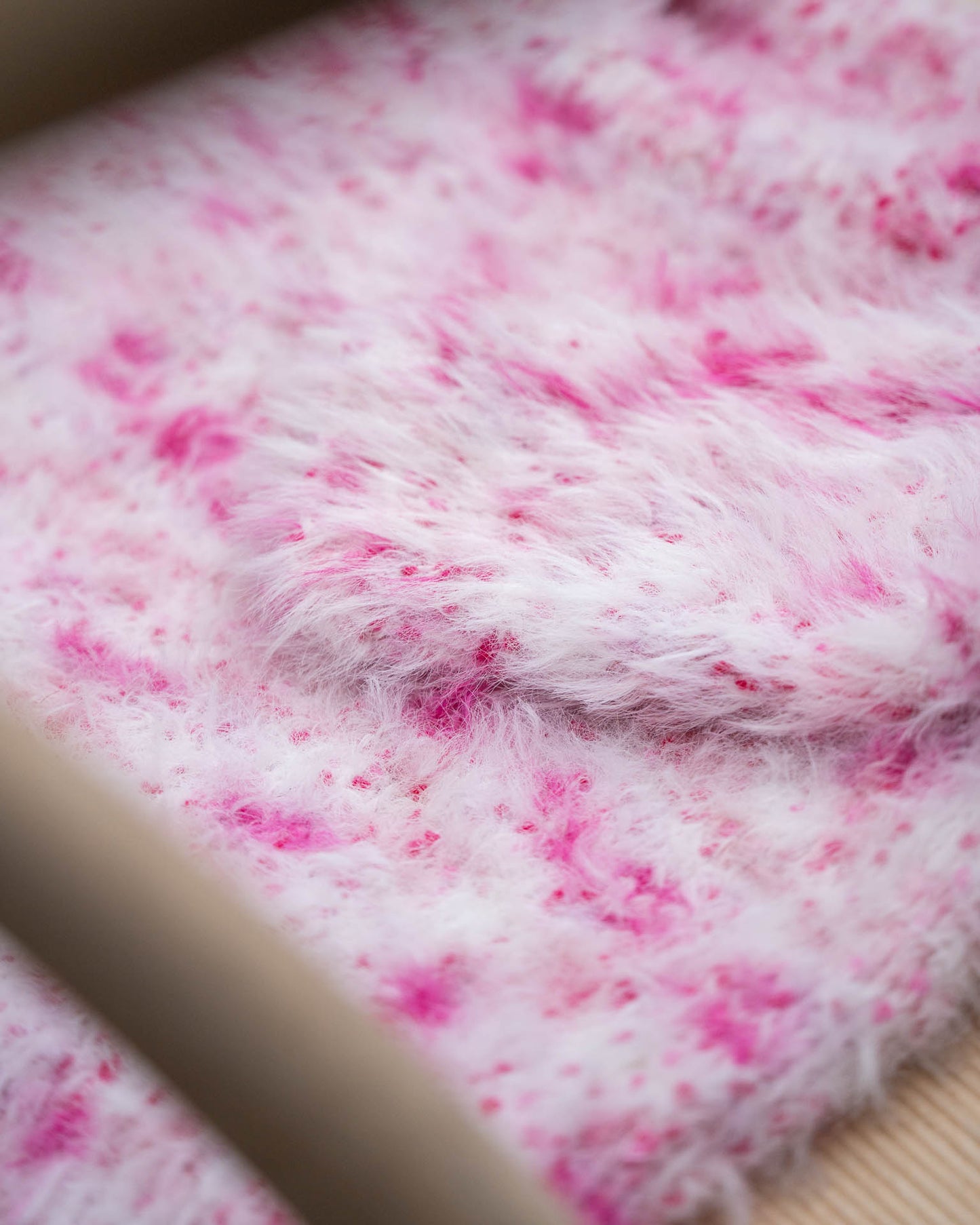 Henrikke sweater er en pusete og myk genser i en trendy garnkombinasjon. Alternativ fargekombinasjon med rosa.