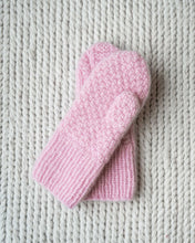 Last inn bildet i Galleri-visningsprogrammet, Strikkeoppskrift på Ingelin Tovavotter med strukturstrikk på begge sider. Dobbel perlestrikk på baksiden gir et elegant design.