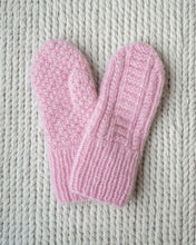 Last inn bildet i Galleri-visningsprogrammet, Strikkeoppskrift på Ingelin Tovavotter med strukturstrikk på begge sider. Flette og rillestrikk på framside av votten gir et vakkert utrykk.