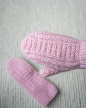 Last inn bildet i Galleri-visningsprogrammet, Strikkeoppskrift på Ingelin Tovavotter med strukturstrikk på begge sider. Flette og rillestrikk på framside . Avbildet i Rosa med Fritidsgarn fra Sandnes