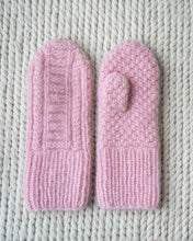 Last inn bildet i Galleri-visningsprogrammet, Strikkeoppskrift på Ingelin Tovavotter med strukturstrikk på begge sider. Flette og rillestrikk på framside og dobbel perlestrikk på baksiden. Av bildet i Rosa med Fritidsgarn fra Sandnes