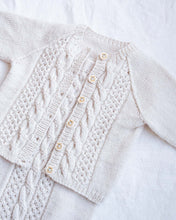 Last inn bildet i Galleri-visningsprogrammet, Jakob jakke strikkes nedenfra og opp med strukturmønster på forstykket. Jakken er en del av Jakob hentesett som består av jakke, selebukse og kyse som strikkes i et søtt strukturmønster bestående av fletter og hullmønster.