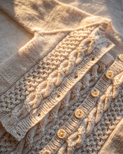 Last inn bildet i Galleri-visningsprogrammet, Jakken strikkes i et søtt strukturmønster bestående av fletter og hullmønster.