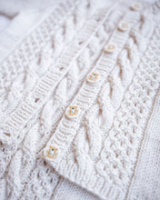 Last inn bildet i Galleri-visningsprogrammet, Jakob jakke strikkes nedenfra og opp med strukturmønster på forstykket. Jakken strikkes i et søtt strukturmønster bestående av fletter og hullmønster. Veldig søt for de minste