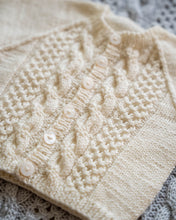 Last inn bildet i Galleri-visningsprogrammet, Jakob jakke strikkes nedenfra og opp med strukturmønster på forstykket.