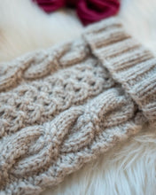 Last inn bildet i Galleri-visningsprogrammet, Julestrømpen strikkes ovenfra og ned i et nydelig strukturmønster bestående av fletter og hullmønster. Nærbilde av flette.