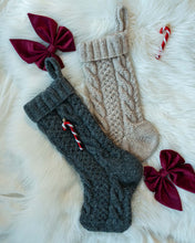 Last inn bildet i Galleri-visningsprogrammet, Julestrømpen strikkes ovenfra og ned i et nydelig strukturmønster bestående av fletter og hullmønster.