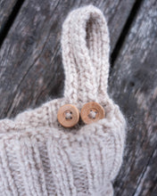 Last inn bildet i Galleri-visningsprogrammet, Julestrømpen strikkes ovenfra og ned i et nydelig strukturmønster bestående av fletter og hullmønster. Til slutt monteres den en hemp med to knapper.