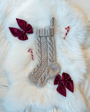 Last inn bildet i Galleri-visningsprogrammet, Julestrømpen strikkes ovenfra og ned i et nydelig strukturmønster bestående av fletter og hullmønster. Skikkelig koselig jultedekorasjon.