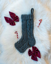 Last inn bildet i Galleri-visningsprogrammet, Julestrømpen strikkes ovenfra og ned i et nydelig strukturmønster bestående av fletter og hullmønster. Her i en mørk gråfarge.