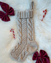 Last inn bildet i Galleri-visningsprogrammet, Jakob Julestrømpe strikkes ovenfra og ned i et nydelig strukturmønster bestående av fletter og hullmønster.