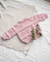 Last inn bildet i Galleri-visningsprogrammet, Karen genseren er nn søt genser i en blanding av mohair, silke og merinoull. Den er strukturstrikket med hullmønster og dobbel perlestrikk.