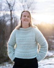 Last inn bildet i Galleri-visningsprogrammet, Karen genser i en blanding av mohair, silke og merinoull. Den er strukturstrikket med hullmønster og dobbel perlestrikk. Like stilig til hverdag som til fest.