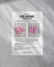 Last inn bildet i Galleri-visningsprogrammet, Kari Johanne tovavotter er varme og fine votter som toves. Sløyfen strikkes som en i-cordsnor over to masker og tres gjennom hullborden på votten etter toving. Forside av strikkeoppskrift.