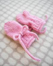 Last inn bildet i Galleri-visningsprogrammet, Kari Johanne tovavotter er varme og søte votter med sløyfe for barn.