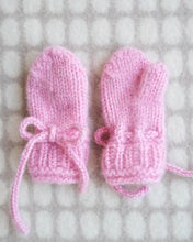 Last inn bildet i Galleri-visningsprogrammet, Kari Johanne tovavotter er søte, varme og vakre votter som toves. Sløyfen strikkes som en i-cordsnor over to masker og tres gjennom hullborden på votten etter toving. Nydelig rosa farge.