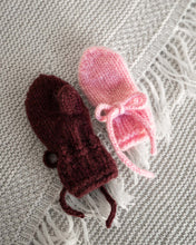 Last inn bildet i Galleri-visningsprogrammet, Kari Johanne tovavotter er søte og varme votter med sløyfe. Nydelig for barn.