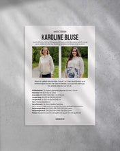 Last inn bildet i Galleri-visningsprogrammet, Karoline Bluse er en lett og luftig genser med trekvart ermer, den strikkes nedenfra og opp og kan strikkes kort eller lang. Blusen har blondekant på ermene, bolen og halsen. Forside på strikkeoppskrift