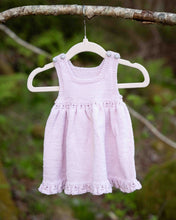 Last inn bildet i Galleri-visningsprogrammet, En søt og tidløs strikket selekjole med blondekant i midjen og på skjørtet.
Kjolen strikkes ovenfra og ned. Her i en søt rosafarge.