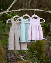 Last inn bildet i Galleri-visningsprogrammet, En søt og tidløs selekjole med blondekant i midjen og på skjørtet.
Kjolen strikkes ovenfra og ned. Perfekt søsken match for søte jenter.