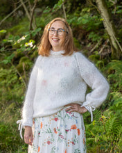 Last inn bildet i Galleri-visningsprogrammet, Kari-Johanne-Sweater i hvit Strikkeoppskrift på klassisk og trendy genser