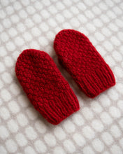 Last inn bildet i Galleri-visningsprogrammet, Tovavottene er varme, elegante, og strikkes i dobbel perlestrikk. Her i en nydelig rødfarge.