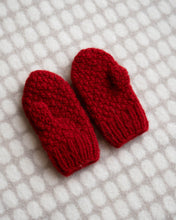 Last inn bildet i Galleri-visningsprogrammet, Magne tovavotter i en flott rødfarge. Vottene er varme, elegante, og strikkes i et gjentagende mønster av dobbel perlestrikk.
