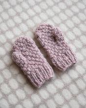 Last inn bildet i Galleri-visningsprogrammet, Magne tovavottene er varme, fine, og strikkes i et gjentagende mønster. bestående av dobbel perlestrikk.