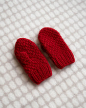 Last inn bildet i Galleri-visningsprogrammet, Tovavottene er varme, fine, og strikkes i et gjentagende mønster av dobbel perlestrikk. Her i en nydelig rødfarge.