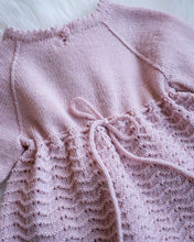 Last inn bildet i Galleri-visningsprogrammet, Sonja finkjole er inspirert av Sonja Dåpskjole og er en fin søskenmatch.