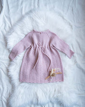 Last inn bildet i Galleri-visningsprogrammet, Kjolen strikkes nedenfra og opp i et gjentagende mønster over 5 omganger som gir et klassisk og tidløst uttrykk. Avsluttes med en Icord som knytes i en sløyfe. Søskenantrekk.