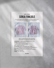 Last inn bildet i Galleri-visningsprogrammet, Kjolen strikkes nedenfra og opp i et gjentagende mønster over 5 omganger som gir et klassisk og tidløst uttrykk. Sonja finkjole er inspirert av Sonja Dåpskjole og er en fin søskenmatch. Forside av strikkeoppskrift.