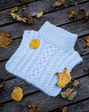 Last inn bildet i Galleri-visningsprogrammet, Venke Neck er en trendy neck med god passform som holder deg varm på kalde dager. Halsen er strukturstrikket og består av ulike typer fletter, perlestrikk og rillestrikk.