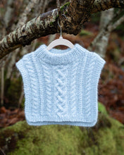 Last inn bildet i Galleri-visningsprogrammet, Venke Neck er en stilfull krage med god passform som holder deg varm på kalde dager. Halsen er strukturstrikket og består av ulike typer fletter, perlestrikk og rillestrikk.