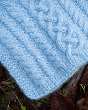 Last inn bildet i Galleri-visningsprogrammet, Venke Neck er en stilfull krage med god passform som holder deg varm på kalde dager. Halsen har flott strukturstrikk og består av ulike typer fletter, perlestrikk og rillestrikk.