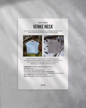 Last inn bildet i Galleri-visningsprogrammet, Venke Neck er en stilfull krage med god passform som holder deg varm på kalde dager. Halsen er strukturstrikket og består av ulike typer fletter, perlestrikk og rillestrikk. Forside av strikkeoppskrift