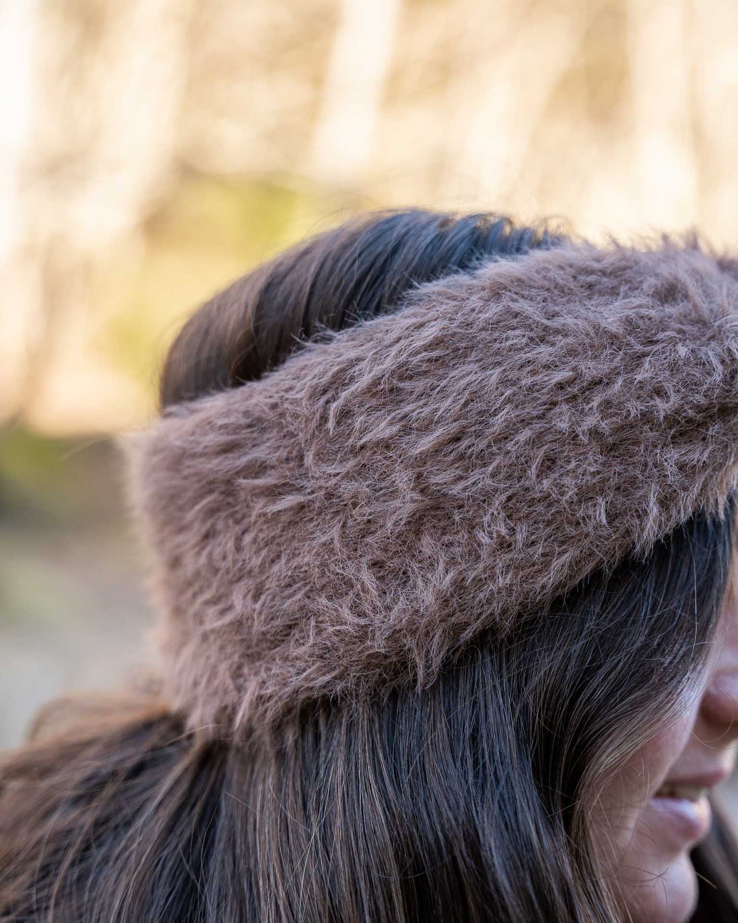 Henrikke Pannebånd er et lunt og mykt hodeplagg i et pusete og trendy garn. Strikkes i Gjesdal Pelz garn fra House of yarn.
