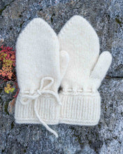 Last inn bildet i Galleri-visningsprogrammet, Strikkeoppskrift på Kari Johanne Tovavotter. Dette er søte tovede votter med i-cordsnor