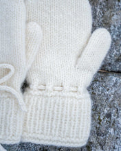 Last inn bildet i Galleri-visningsprogrammet, Strikkeoppskrift på Kari Johanne Tovavotter. Søte tovede votter med sløyfe.