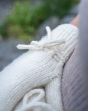 Last inn bildet i Galleri-visningsprogrammet, Strikkeoppskrift på Kari Johanne Tovavotter med en søt sløyfe.