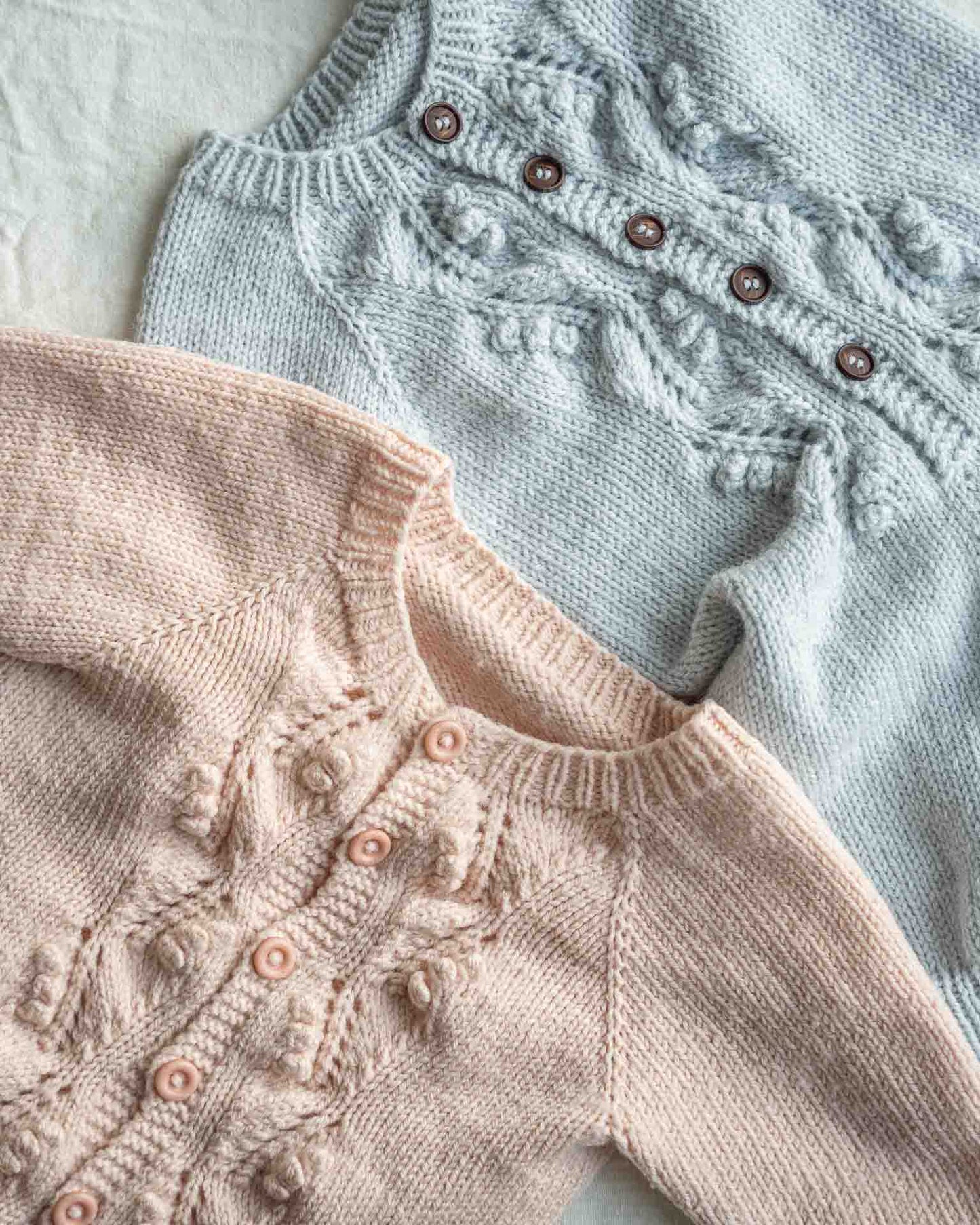 Helga babydress er en søt dress med struktur på fremsiden. Strikkedressen har vakker struktur, og toppes med flotte knapper etter eget ønske.