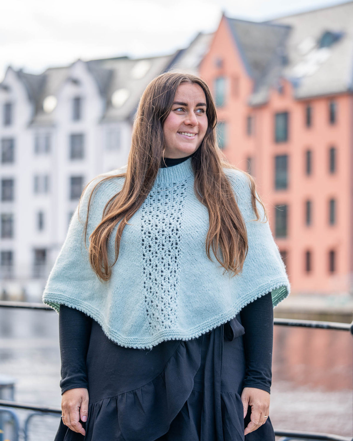 Aasta poncho, strukturstrikket poncho med hullmønster og heklet picotkant
