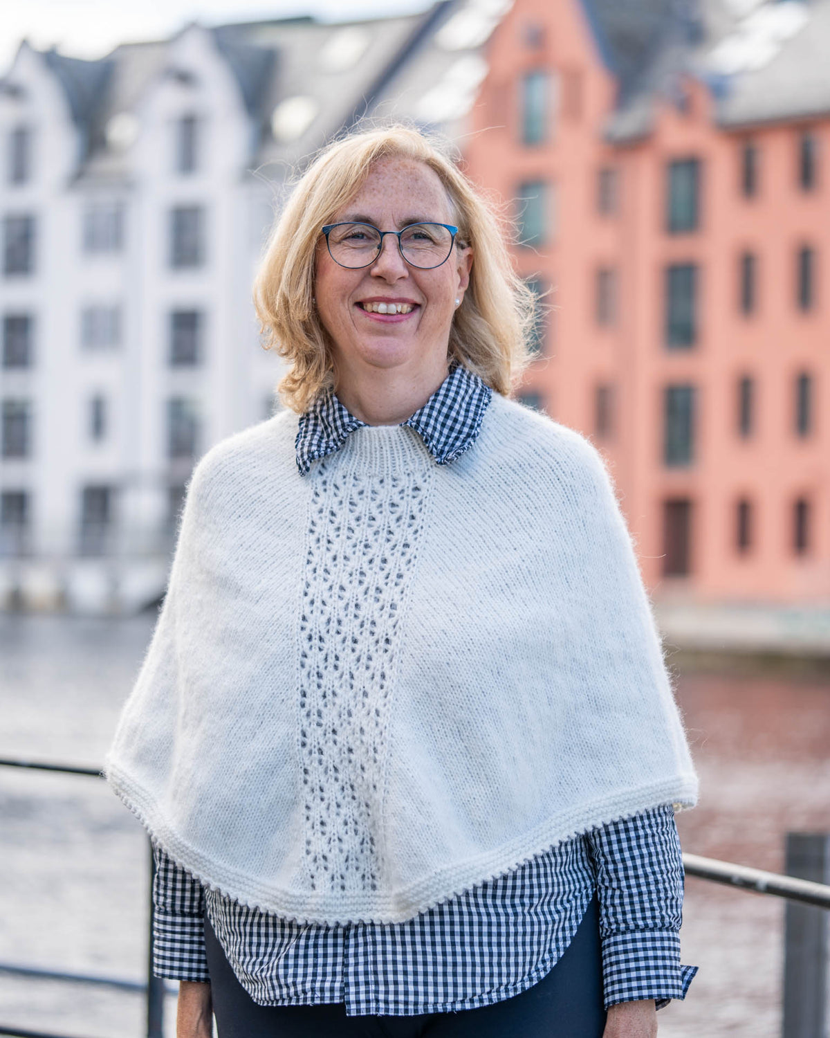 Aasta poncho med avslappet passform, tilgjengelig i tre størrelser