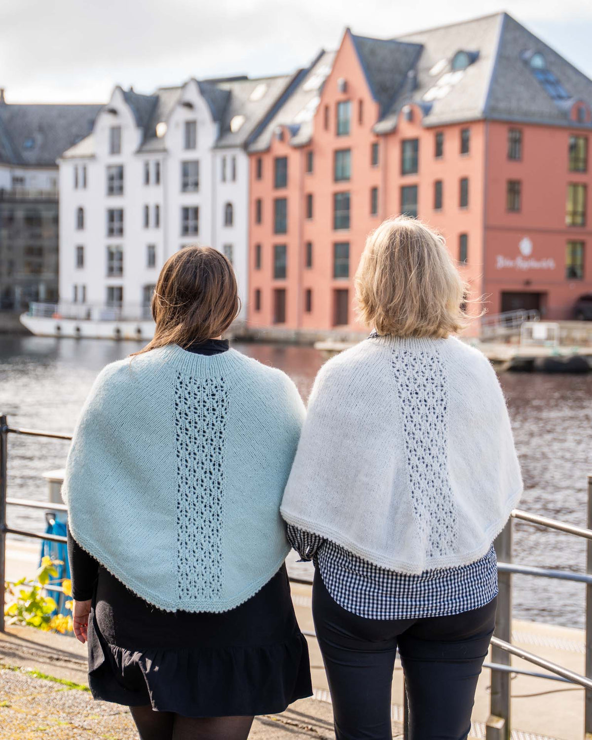 Myk og lettstrikket poncho med luftig hullmønster og picotkant