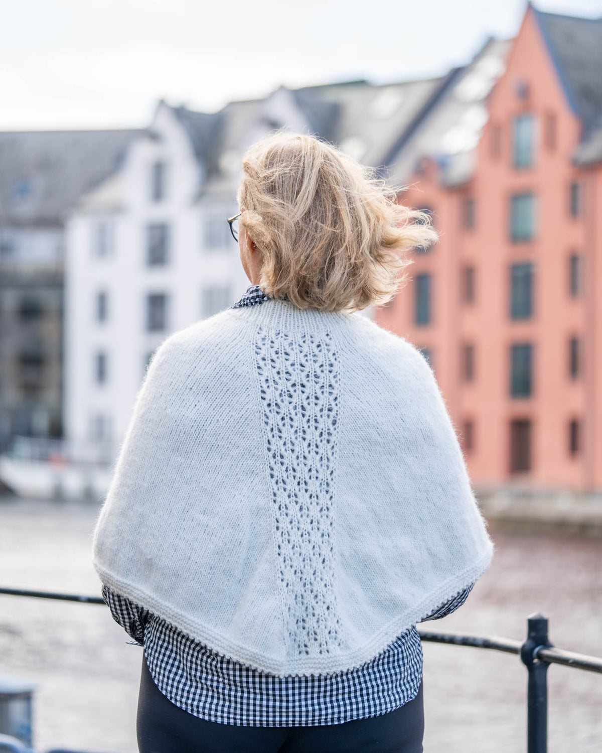 Strukturstrikk og heklet picotkant på Aasta poncho