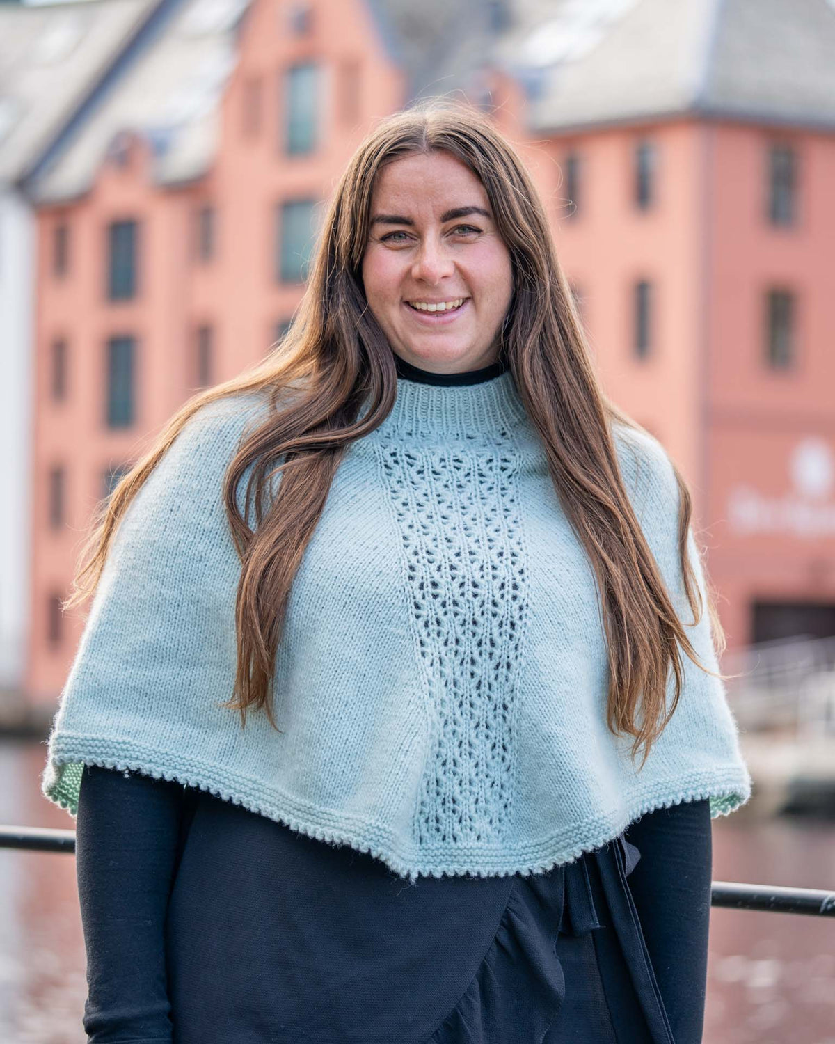 Aasta Poncho | Strikkeoppskrift på strukturstrikket poncho