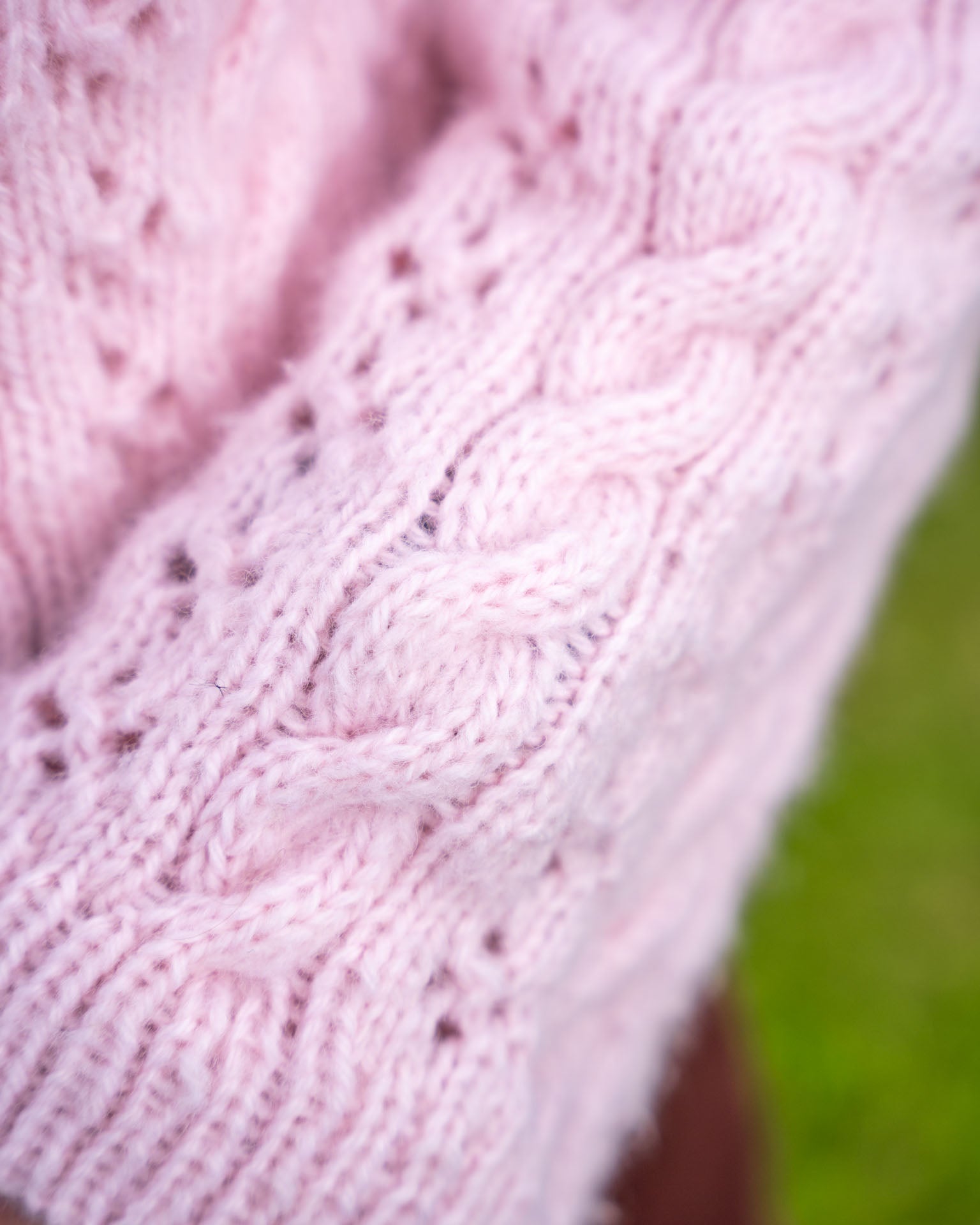 Berntine Sweater er nn lekker strukturstrikket genser med fletter og hullmønster. Flott genser med fletter.