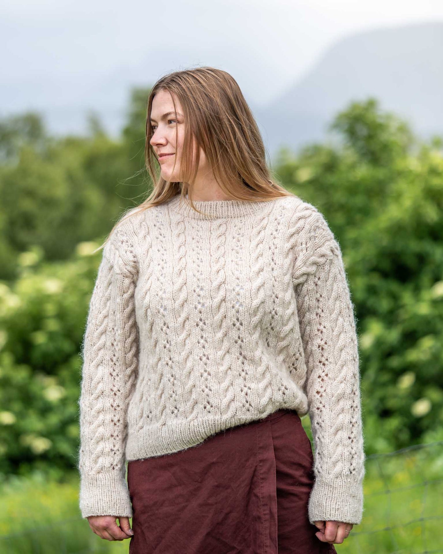 En lekker strukturstrikket genser med fletter og hullmønster. Like fin til jeans som over sommerkjolen. Trendy og tidløs genser.