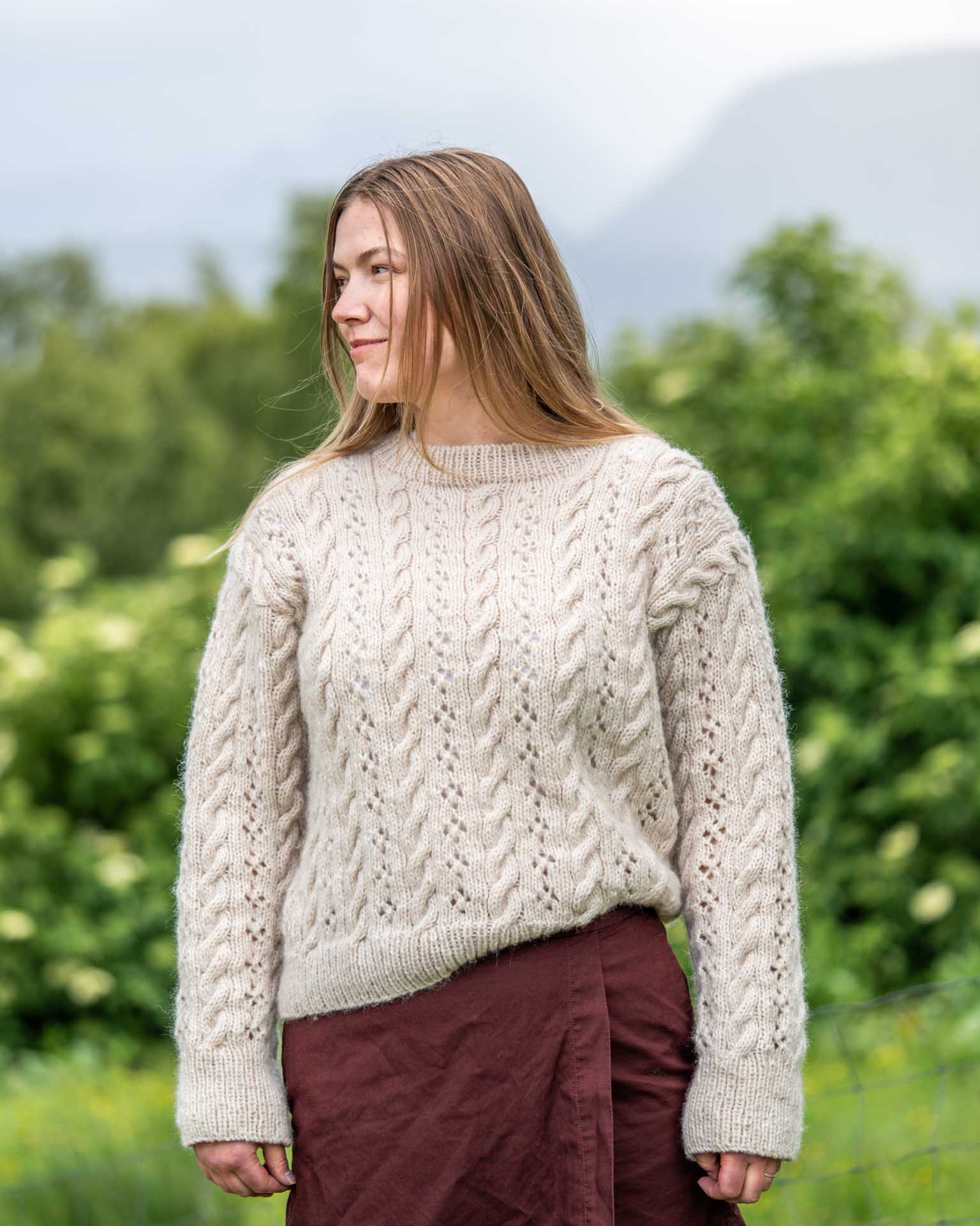 En lekker strukturstrikket genser med fletter og hullmønster. Like fin til jeans som over sommerkjolen. Trendy og tidløs genser.