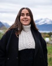 Last inn bildet i Galleri-visningsprogrammet, Venke Neck er en stilfull krage med god passform som holder deg varm på kalde dager. Halsen er strukturstrikket og består av ulike typer fletter, perlestrikk og rillestrikk. Deilig å ha under en jakke eller genser.
